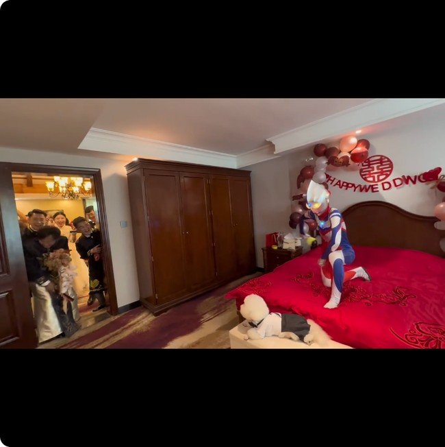 Sebuah video acara pernikahan viral di media sosial Xiaohongshu menunjukkan bagaimana seorang pengantin pria terkejut ketika mendapati mempelai wanitanya. Bukan penampilan cantik bak ratu sehari seperti pengantin, ia malah menemukan sosok Ultraman di kamar mereka. Sosok superhero itu pun langsung menyambutnya dengan pose khas Ultraman.Foto: Dok. XiaoHongShu