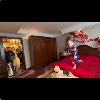 Sebuah video acara pernikahan viral di media sosial Xiaohongshu menunjukkan bagaimana seorang pengantin pria terkejut ketika mendapati mempelai wanitanya. Bukan penampilan cantik bak ratu sehari seperti pengantin, ia malah menemukan sosok Ultraman di kamar mereka. Sosok superhero itu pun langsung menyambutnya dengan pose khas Ultraman.Foto: Dok. XiaoHongShu