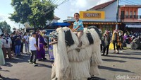 Setiap kesenian menampilkan pertunjukan di halaman Pendopo Bupati Ciamis di hadapan para pejabat dan tamu undangan dengan waktu 3-5 menit. (Foto: Dadang Hermansyah/detikJabar)