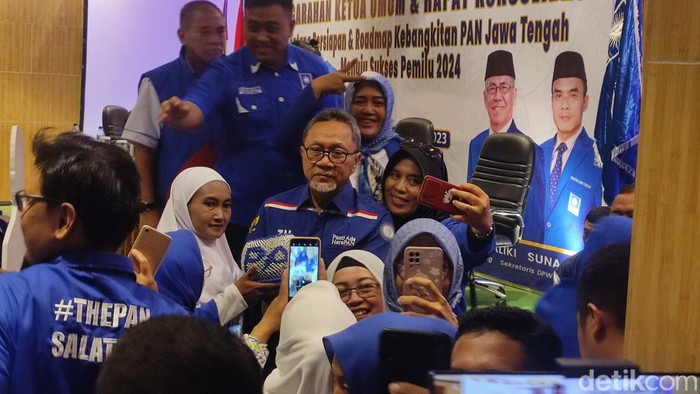 Ketum PAN Zulkifli Hasan usai memberikan arahan kepada Bacaleg DPW PAN Jateng di Semarang, Minggu (11/6/2023).