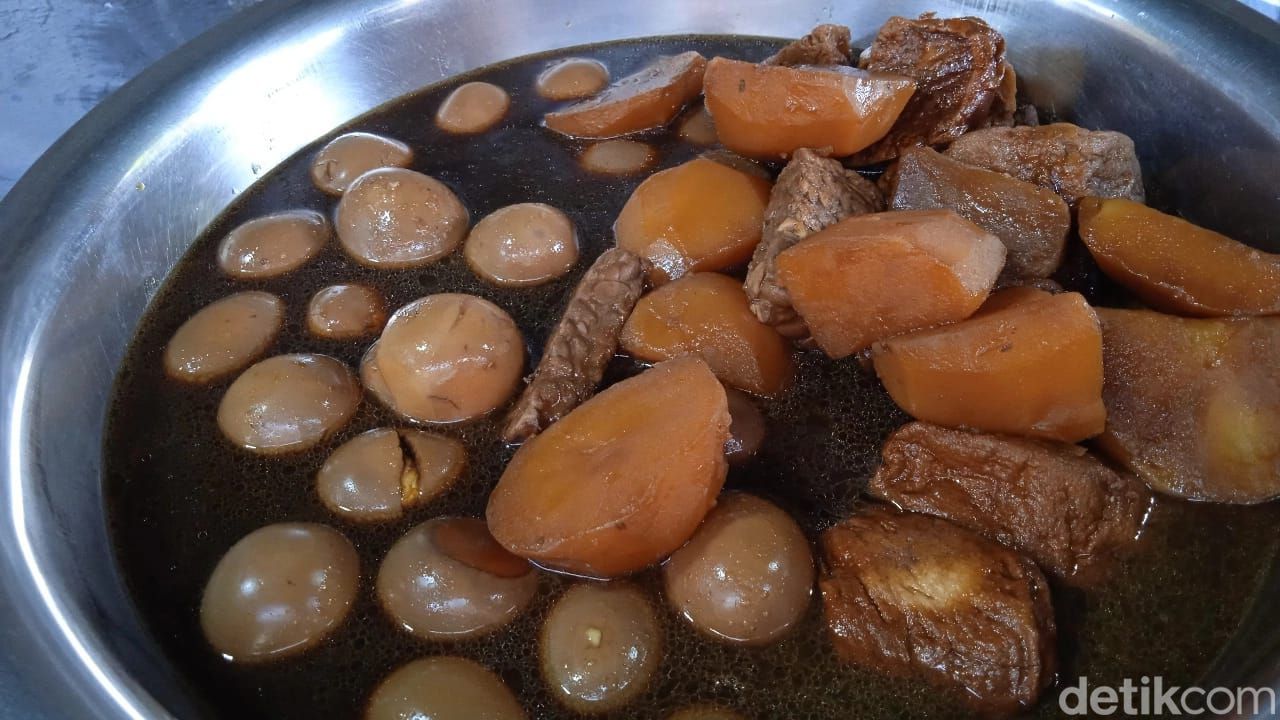 Sedep! Ketupat Sayur Betawi Berlauk Empal di Warung Legendaris Bang Iis