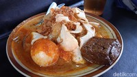 Jika tak terlalu suka daging, ada semur telur sebagai pilihan lauk. Racikan bumbu semurnya meresap masuk hingga pada bagian kuning telur. Foto: detikcom