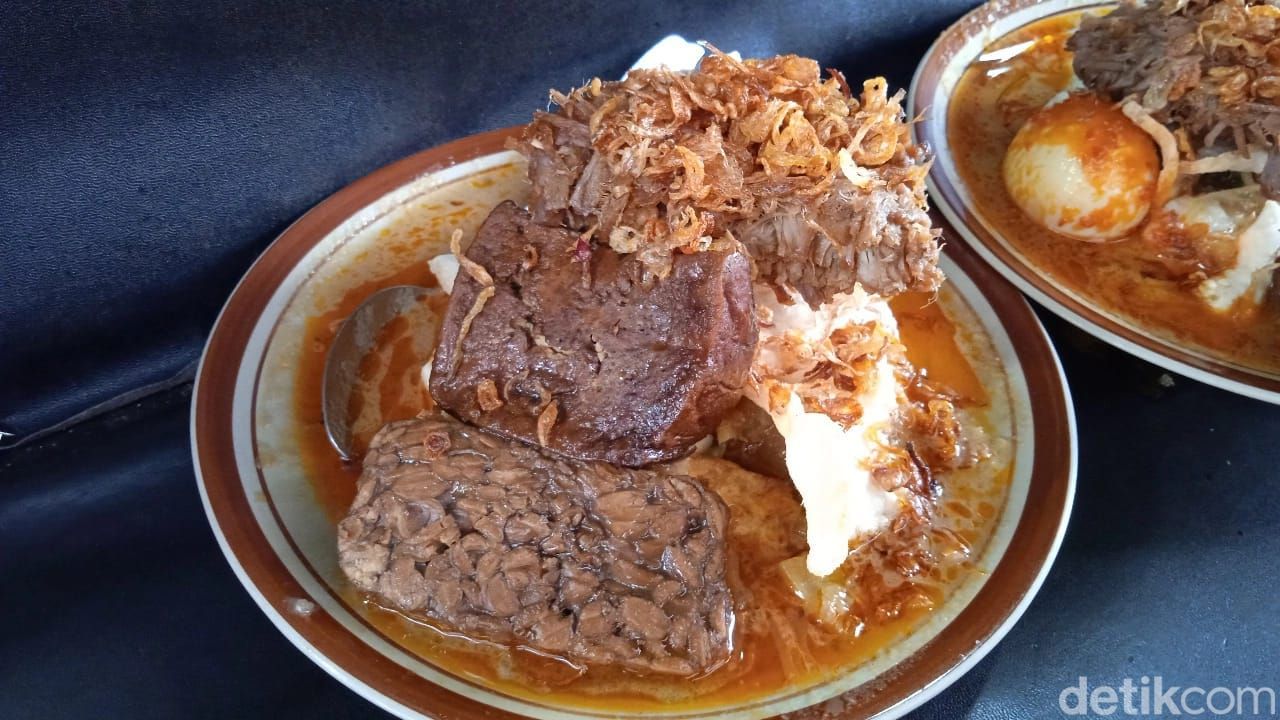 Sedep! Ketupat Sayur Betawi Berlauk Empal di Warung Legendaris Bang Iis