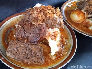 Sedep! Ketupat Sayur Betawi Berlauk Empal di Warung Legendaris Bang Iis