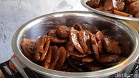 Selayaknya hidangan khas Betawi, Bang Iis tak lupa menyajikan olahan semur jengkol. Jengkol yang sudah tua dipipihkan dan dimasak hingga empuk serta hilang aroma menyengatnya. Foto: detikcom