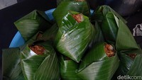 Sebagai upaya untuk meningkatkan pilihan lauknya, beberapa tahun terakhir Bang Iis menyajikan nasi uduk. Nasi uduk di sini juga dibuat oleh tangan Bang Iis dan saudara-saudaranya sendiri. Foto: detikcom