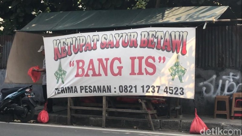 Sedep! Ketupat Sayur Betawi Berlauk Empal di Warung Legendaris Bang Iis