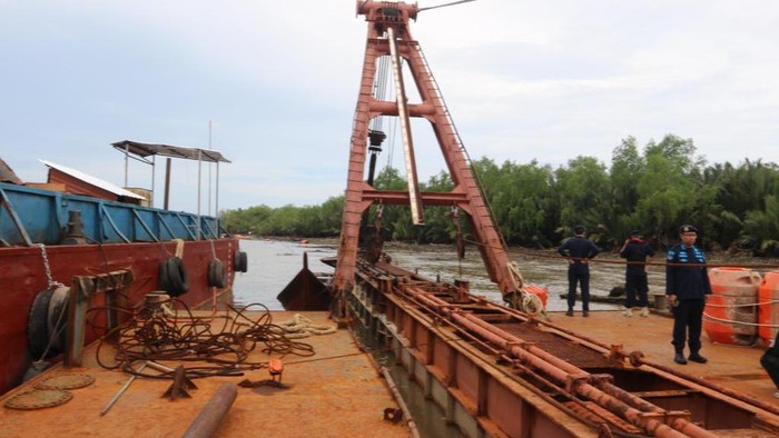 KKP menghentikan sementara aktivitas pengerukan muara sungai Tulang Bawang di Provinsi Lampung.