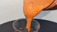 Tak ingin repot makan pizza, aksi nekat dilakukan oleh seorang netizen. Pizzanya dihaluskan hingga seperti jus. Foto: Ladbible