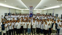 Hary Tanoe berfoto bersama pengurus dan anggota Basperindo. 