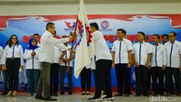 Ketum Partai Perindo Hary Tanoesoedibjo menyerahkan bendera pataka kepada Ketua Umum Dewan Pimpinan Nasional Badan Serikat Pekerja Persatuan Indonesia (DPN Basperindo) Arnod Sihite di kantor DPP Perindo, Jakarta Pusat, Minggu (11/6/2023).
