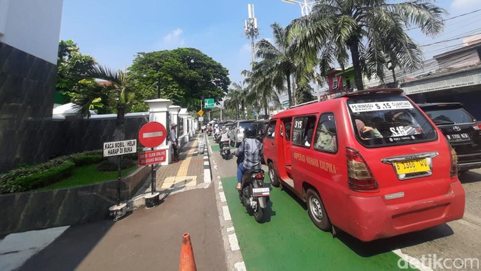 Lalu lintas macet di kawasan Ragunan pagi ini (Kanavino/detikcom).