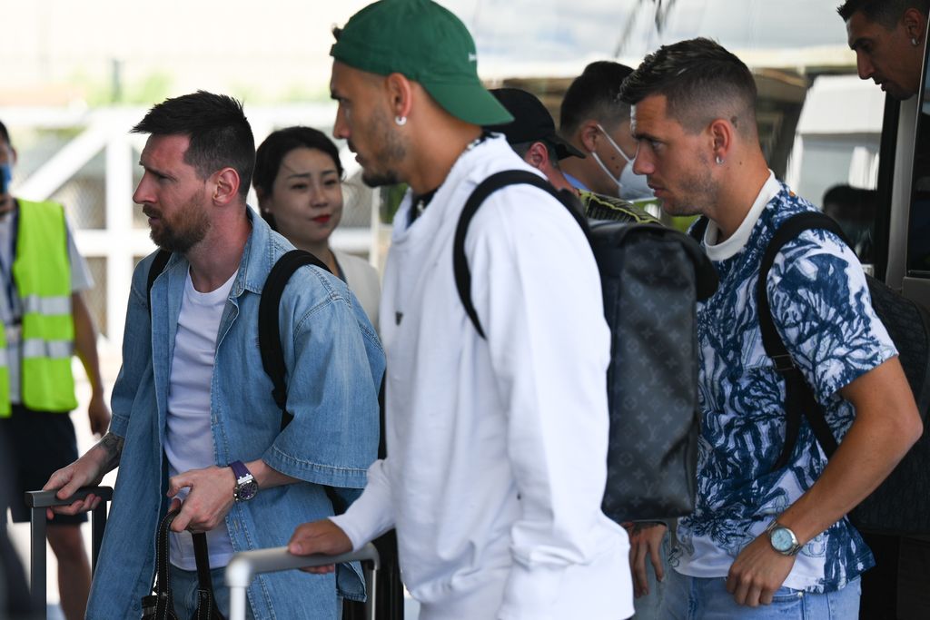 Lionel Messi dan rekan setim Tim Sepak Bola Nasional Argentina tiba di Bandara Internasional Ibukota Beijing pada 10 Juni 2023 di Beijing, China. (VCG/VCG via Getty Images)