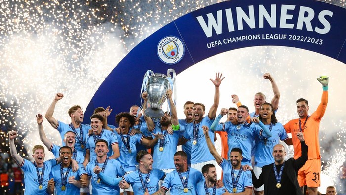 ISTANBUL, TURKEY - JUNE 10:  Ilkay Gundogan of Manchester City lifts the trophy and celebrates with teammates after the UEFA Champions League 2022/23 final match between FC Internazionale and Manchester City FC at Atatuerk Olympic Stadium on June 10, 2023 in Istanbul, Turkey. (Photo by Craig Mercer/MB Media/Getty Images)