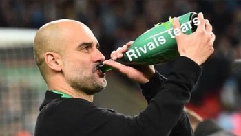 Meme Pep Guardiola meminum air mata rival-rivalnya, gokil! Juara mah bebas! Foto: Twitter