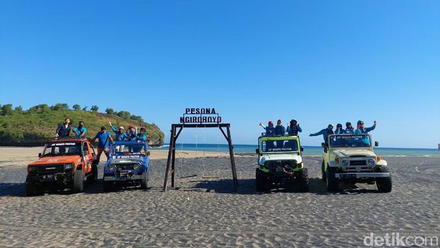 Menikmati keindahan destinasi wisata di Pacitan dengan mengendarai jip
