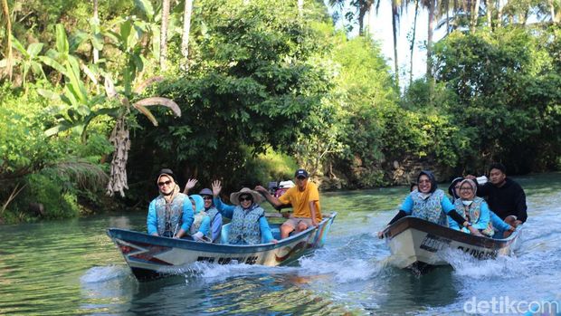 Menikmati keindahan destinasi wisata di Pacitan dengan mengendarai jip