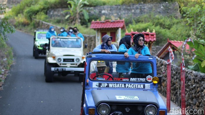 Menikmati keindahan destinasi wisata di Pacitan dengan mengendarai jip