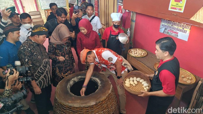 Menteri Parekraf, Sandiaga Uno menjajal bikin kue mini nopia atau mino saat kunjungan ke Kampung Mino Nopia di Desa Wisata Pekunden, Kecamatan/Kabupaten Banyumas, Minggu (11/6/2023).