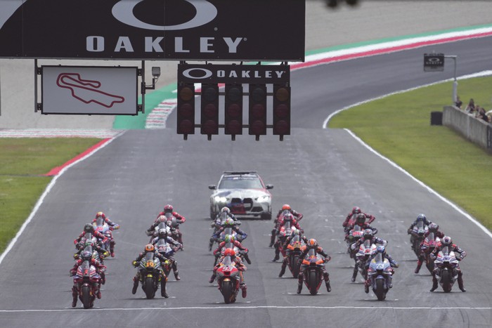 SCARPERIA, ITALY - JUNE 10: The start of the Sprint Race of MotoGP of Italy at Mugello Circuit on June 10, 2023 in Scarperia, Italy. (Photo by Danilo Di Giovanni/Getty Images)