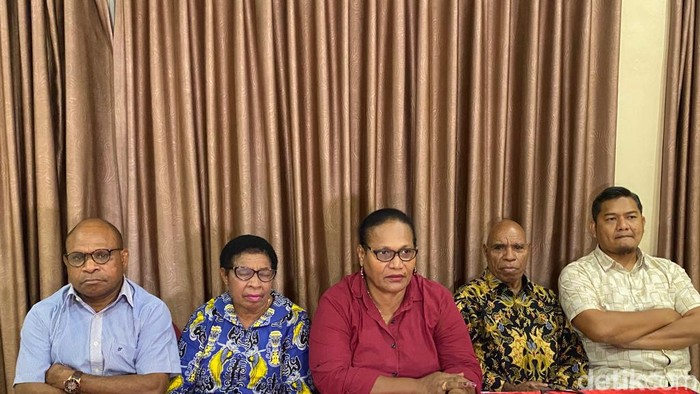 Panli Majelis Rakyat Papua (MRP) Papua Barat Daya (PBD) saat melaksanakan konferensi pers.