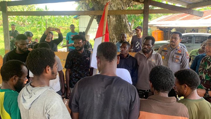 Polisi menetapkan 3 aktivis Komite Nasional Papua Barat (KNPB) di Kabupaten Tambrauw, Papua Barat Daya sebagai tersangka usai memproklamasikan kemerdekaan.