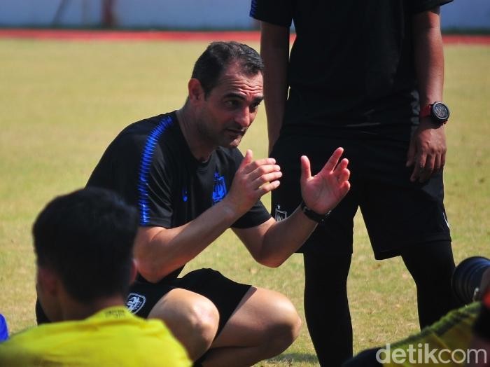 Pelatih PSIS Semarang, Gilbert Agius, dalam sesi latihan. Diunggah Minggu (11/6/2023).