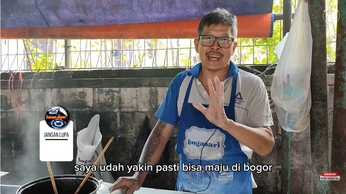 Penjual cakwe sukses di Bogor ini raup omzet Rp 3 juta per hari sampai bisa beli mobil mewah.
