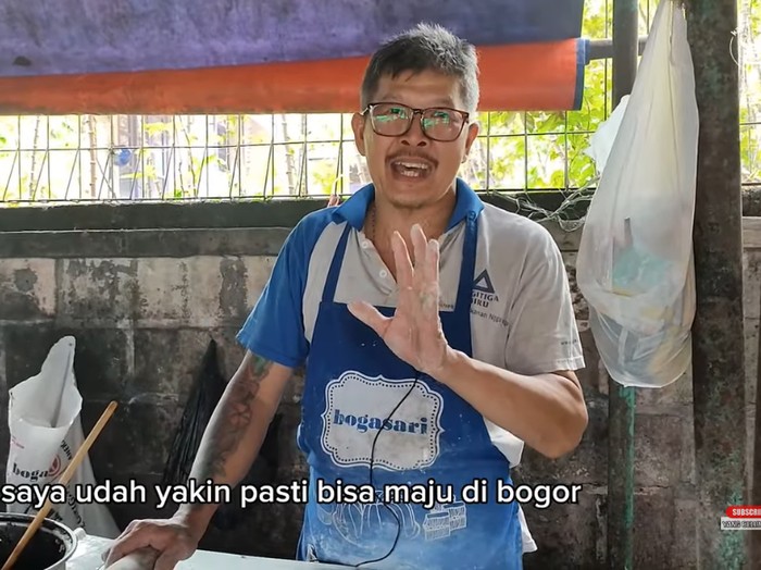 Penjual cakwe sukses di Bogor ini raup omzet Rp 3 juta per hari sampai bisa beli mobil mewah.