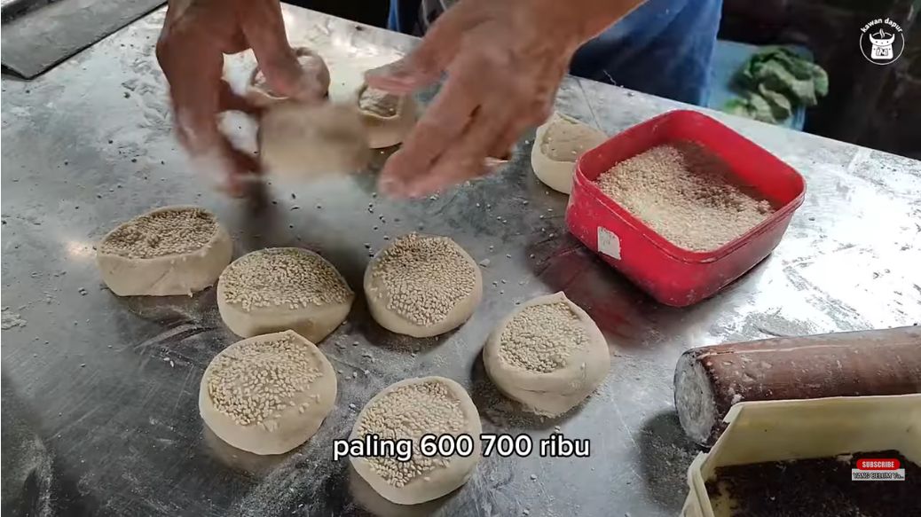 Penjual cakwe sukses di Bogor ini raup omzet Rp 3 juta per hari sampai bisa beli mobil mewah.