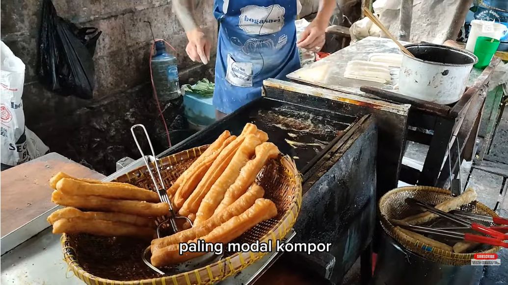 Penjual cakwe sukses di Bogor ini raup omzet Rp 3 juta per hari sampai bisa beli mobil mewah.