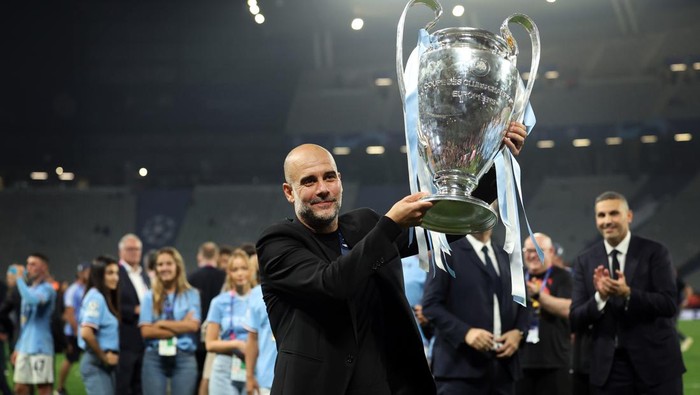 ISTANBUL, TURKEY - JUNE 10: Manchester City manager Pep Guardiola lifts the trophy during the UEFA Champions League 2022/23 final match between FC Internazionale and Manchester City FC at Atatuerk Olympic Stadium on June 10, 2023 in Istanbul, Turkey. (Photo by Ian MacNicol/Getty Images)