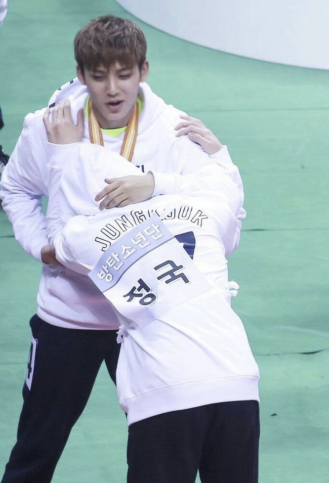 Meskipun Jungkook BTS dianggap sebagai senior karena debut lebih awal, hal itu tak membatasi interaksinya dengan Mingyu SEVENTEEN karena keduanya berusia sepantaran. Foto: Instagram