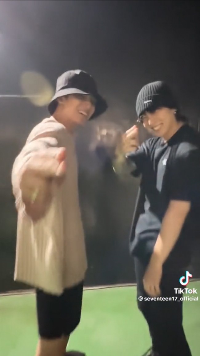 Baru-baru ini, Jungkook BTS menunjukkan dukungannya untuk Mingyu SEVENTEEN dengan mengikuti dance challenge TikTok lagu Super. Tak sedikit penggemar yang heboh mengingat ini pertama kalinya Jungkook dan Mingyu membuat konten dance bersama. Foto: TikTok