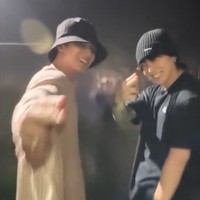 Baru-baru ini, Jungkook BTS menunjukkan dukungannya untuk Mingyu SEVENTEEN dengan mengikuti dance challenge TikTok lagu Super. Tak sedikit penggemar yang heboh mengingat ini pertama kalinya Jungkook dan Mingyu membuat konten dance bersama. Foto: TikTok