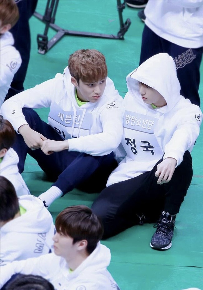 Dalam ajang olahraga rutin khusus idol KPop itu, Mingyu dan Jungkook menepi dari rekan personel masing-masing untuk berbincang. Foto: Instagram