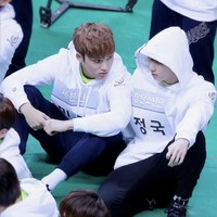 Dalam ajang olahraga rutin khusus idol KPop itu, Mingyu dan Jungkook menepi dari rekan personel masing-masing untuk berbincang. Foto: Instagram