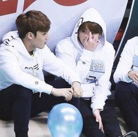 Jungkook BTS bahkan sudah akrab dengan rekan personel Mingyu SEVENTEEN seperti DK dan The8. Momen itu terlihat di ISAC 2017. Foto: Instagram