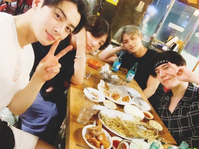 Baik Mingyu SEVENTEEN dan Jungkook BTS sering membagikan foto makan malam bersama Cha Eun Woo dan Yugyeom GOT7. Foto: Instagram