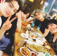 Baik Mingyu SEVENTEEN dan Jungkook BTS sering membagikan foto makan malam bersama Cha Eun Woo dan Yugyeom GOT7. Foto: Instagram