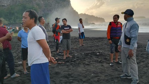 Tim SAR gabungan saat akan melakukan pencarian terhadap nelayan yang hilang terseret ombak di Pantai Pasir Putih, Desa Bugbug, Karangasem, Bali, Minggu (11/6/2023). (istimewa)