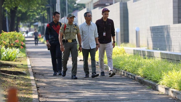 Pj Gubernur DKI Heru Budi mengecek trotoar di depan Kedubes AS di Jakarta (Dok PPID DKI).