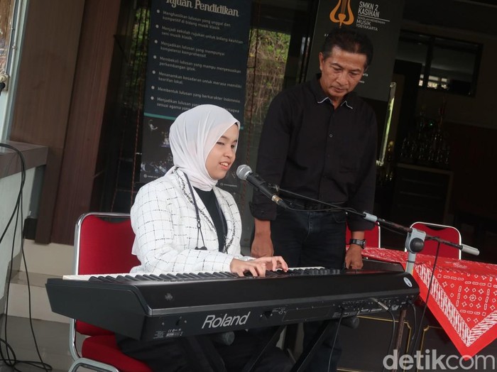 Putri Ariani saat jumpa pers di SMK Negeri 2 Kasihan, Bantul atau yang kerap dikenal Sekolah Menengah Musik (SMM) Yogyakarta, Minggu (11/6/2023).