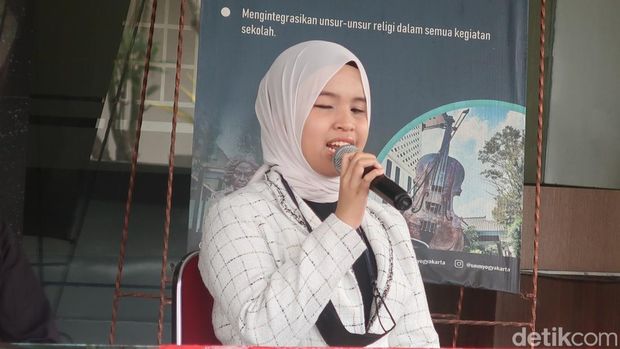 Putri Ariani saat jumpa pers di SMK Negeri 2 Kasihan, Bantul atau yang kerap dikenal Sekolah Menengah Musik (SMM) Yogyakarta, Minggu (11/6/2023).