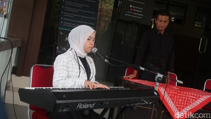 Putri Ariani saat jumpa pers di SMK Negeri 2 Kasihan, Bantul atau yang kerap dikenal Sekolah Menengah Musik (SMM) Yogyakarta, Minggu (11/6/2023).