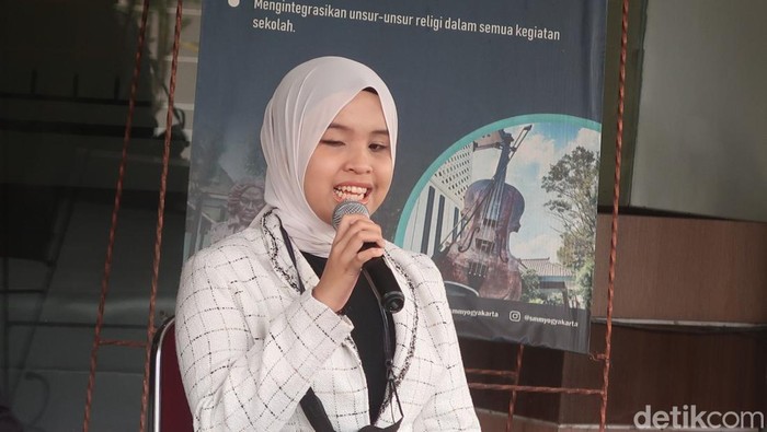 Putri Ariani saat jumpa pers di SMK Negeri 2 Kasihan, Bantul atau yang kerap dikenal Sekolah Menengah Musik (SMM) Yogyakarta, Minggu (11/6/2023).