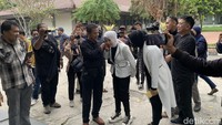 Putri tampak disambut dan salim kepada Kepala SMM Jogja, Agus Suranto. Foto: (Fahri Zulfikar/detikedu)