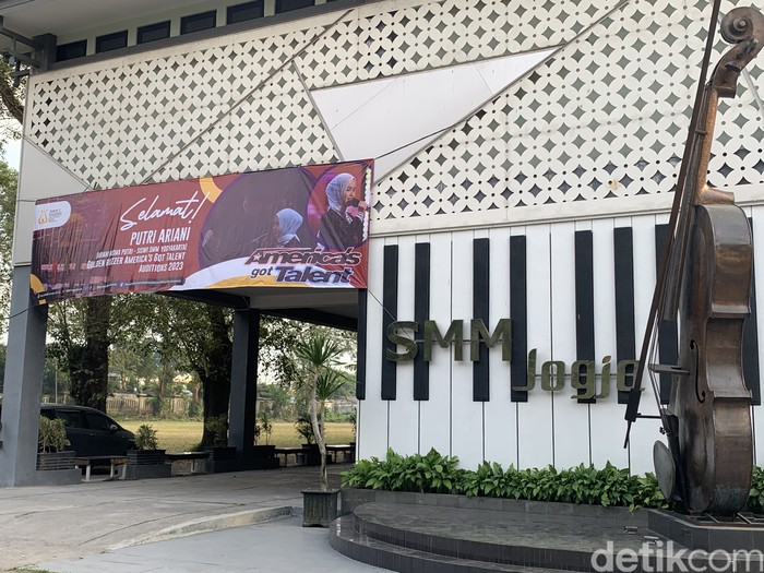 Putri Ariani, sang golden buzzer AGT 2023 saat tiba di sekolahnya SMM Jogja dan mengadakan jumpa pers Putri Ariani, sang golden buzzer AGT 2023 saat tiba di sekolahnya SMM Jogja dan mengadakan jumpa pers