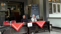 Putri jumpa pers didampingi Kepsek SMM Jogja, Agus Suranto. Foto: (Fahri Zulfikar/detikedu)