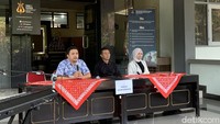 Ayah Putri, Ismawan Kurnianto (paling kiri) tampak mendampingi Putri. Foto: (Fahri Zulfikar/detikedu)